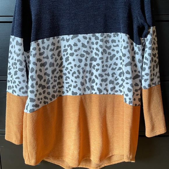 Boutique Top! Super Cute! 🥰 - Picture 3 of 4